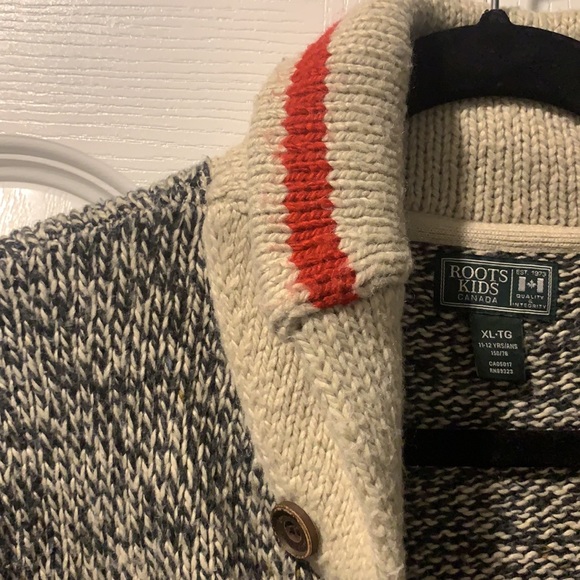 Boys “Cabin Shawl” button-down Roots cardigan. Boys xl but also fits women’s xs - Picture 3 of 7